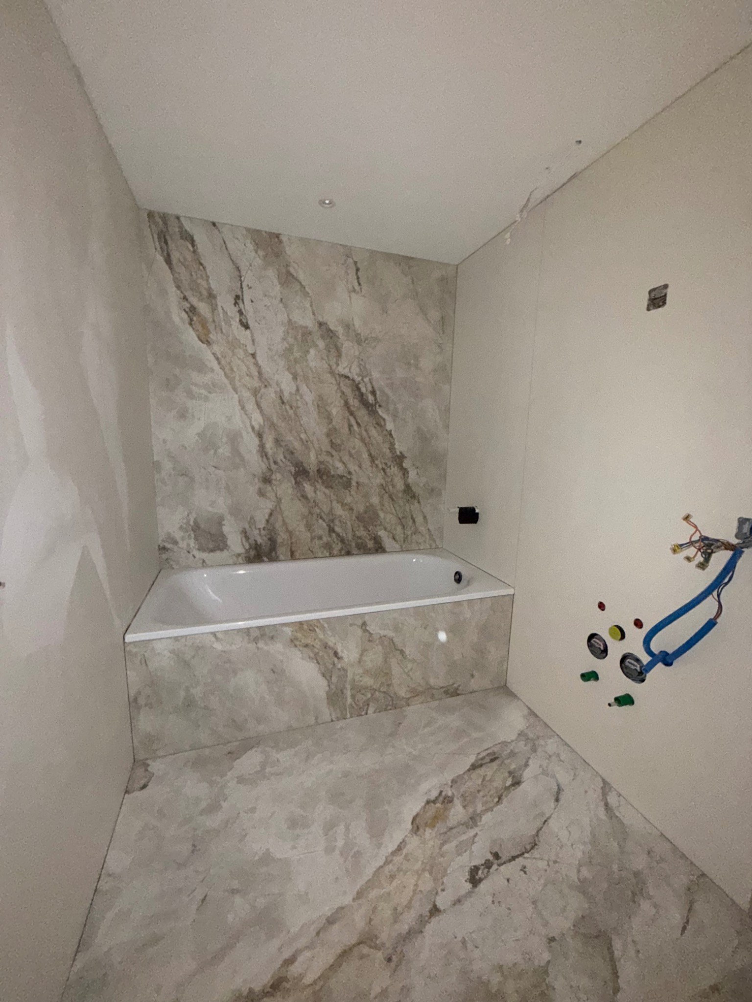Badezimmer mit XXL-Grossformatplatten